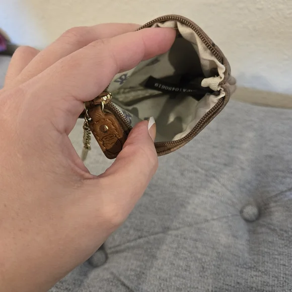 RARE Loungefly Disney Winnie the Pooh Bees Coin Purse - BoxLunch Exclusive - Picture 9 of 10